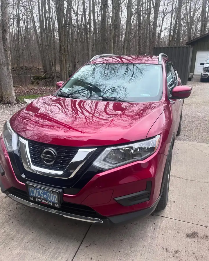 Nissan Rogue, red